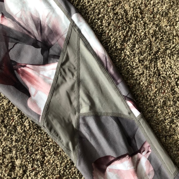 Fabletics Pattern Leggings with Mesh - Picture 2 of 6